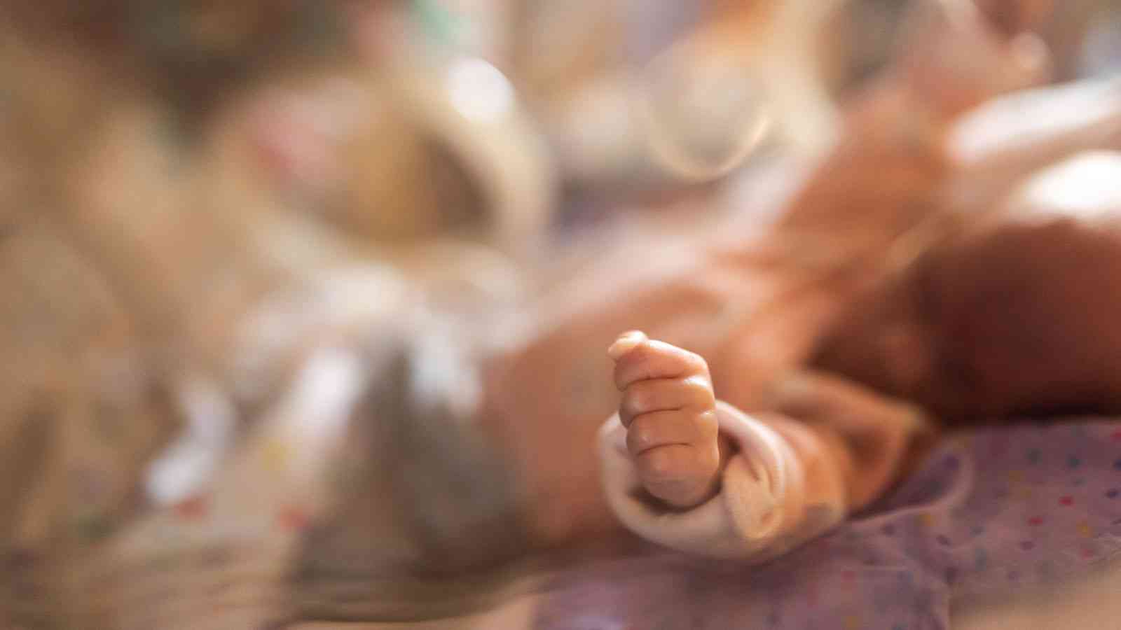 イギリスで11歳の女の子が出産し、国で最年少の母親に 「母子ともに無事」と報道 | 家族は大きなショックを受けていると吐露 | クーリエ・ジャポン