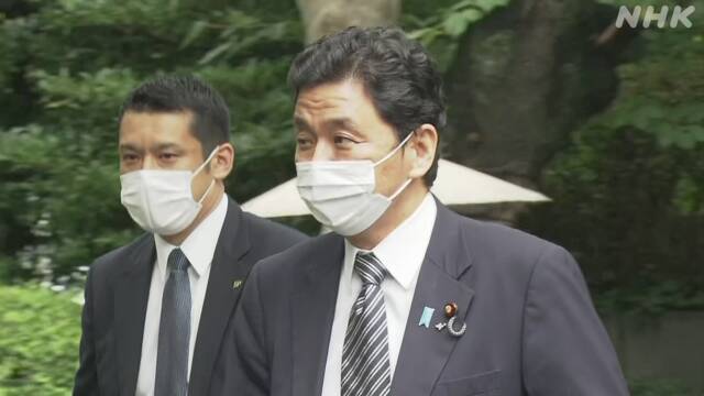 岸防衛相が靖国神社に参拝 | NHKニュース