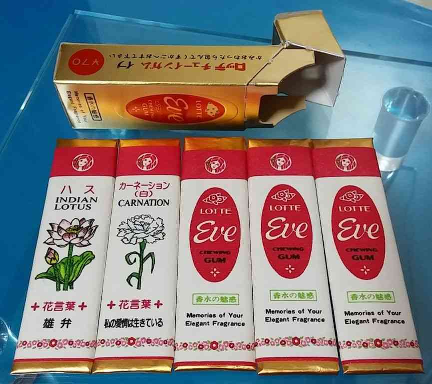 お菓子の懐かしいパッケージを貼るトピ