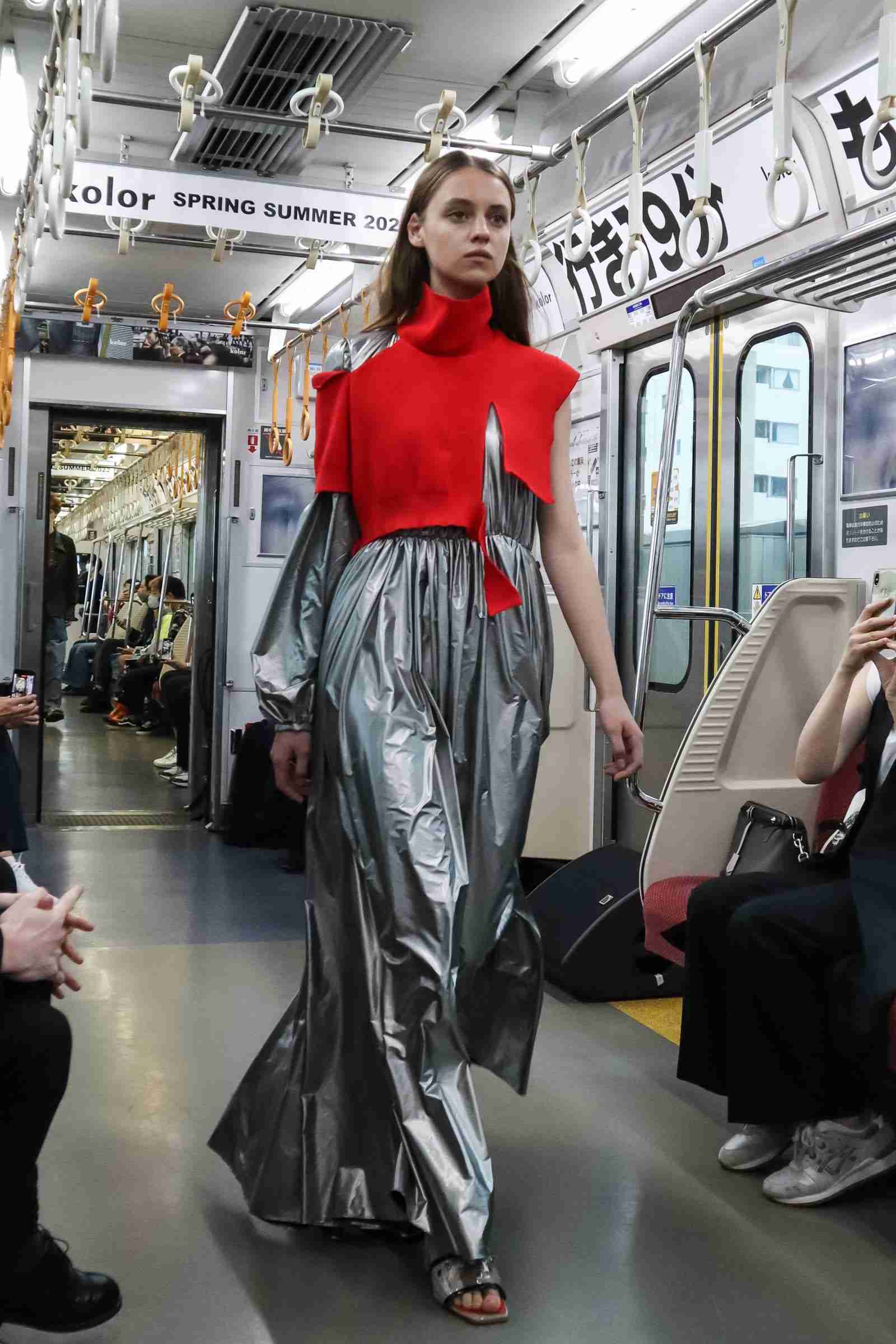 電車とホームで初のファッションショー　「カラー」が京急車両をジャック