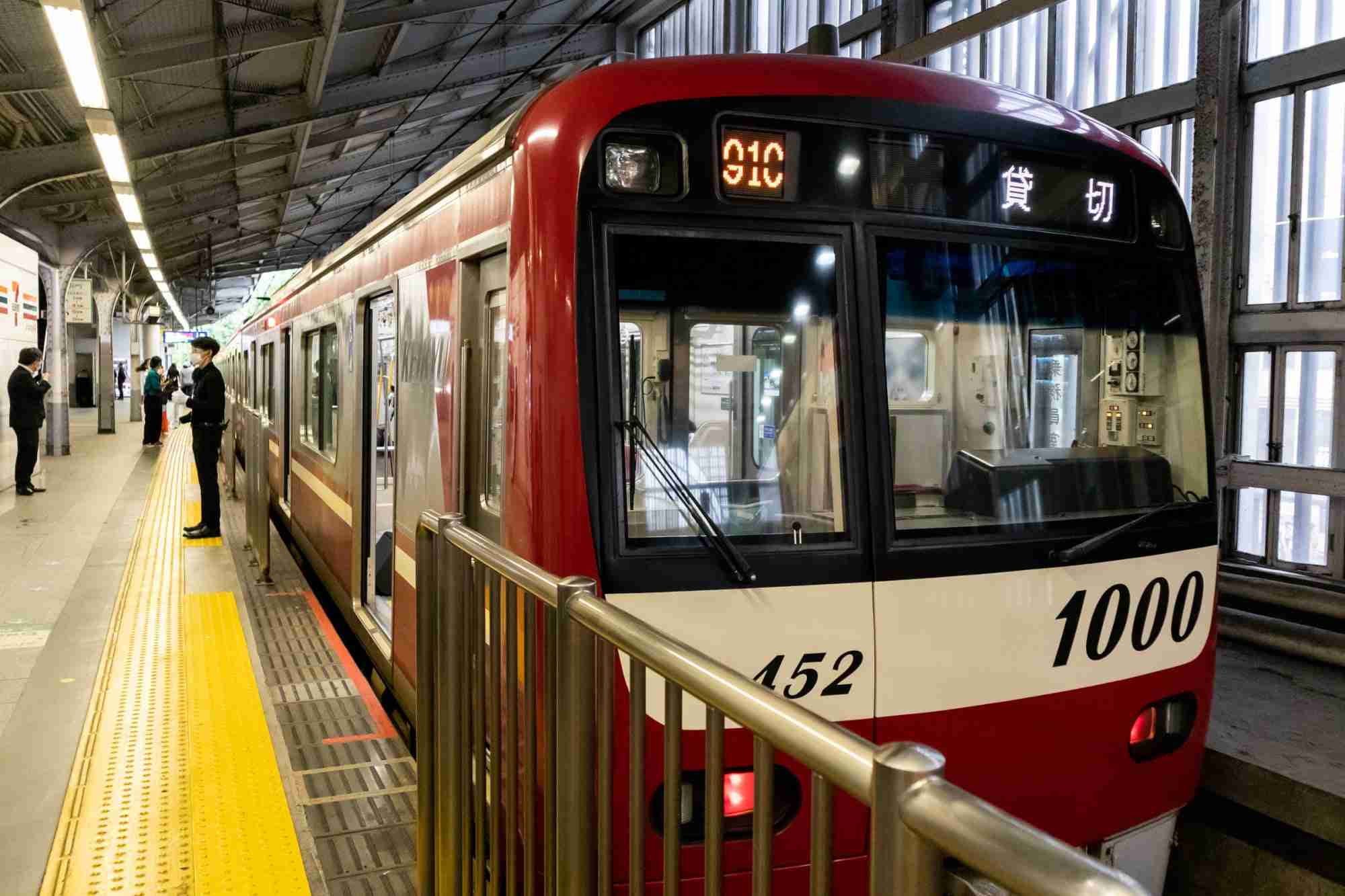 電車とホームで初のファッションショー　「カラー」が京急車両をジャック