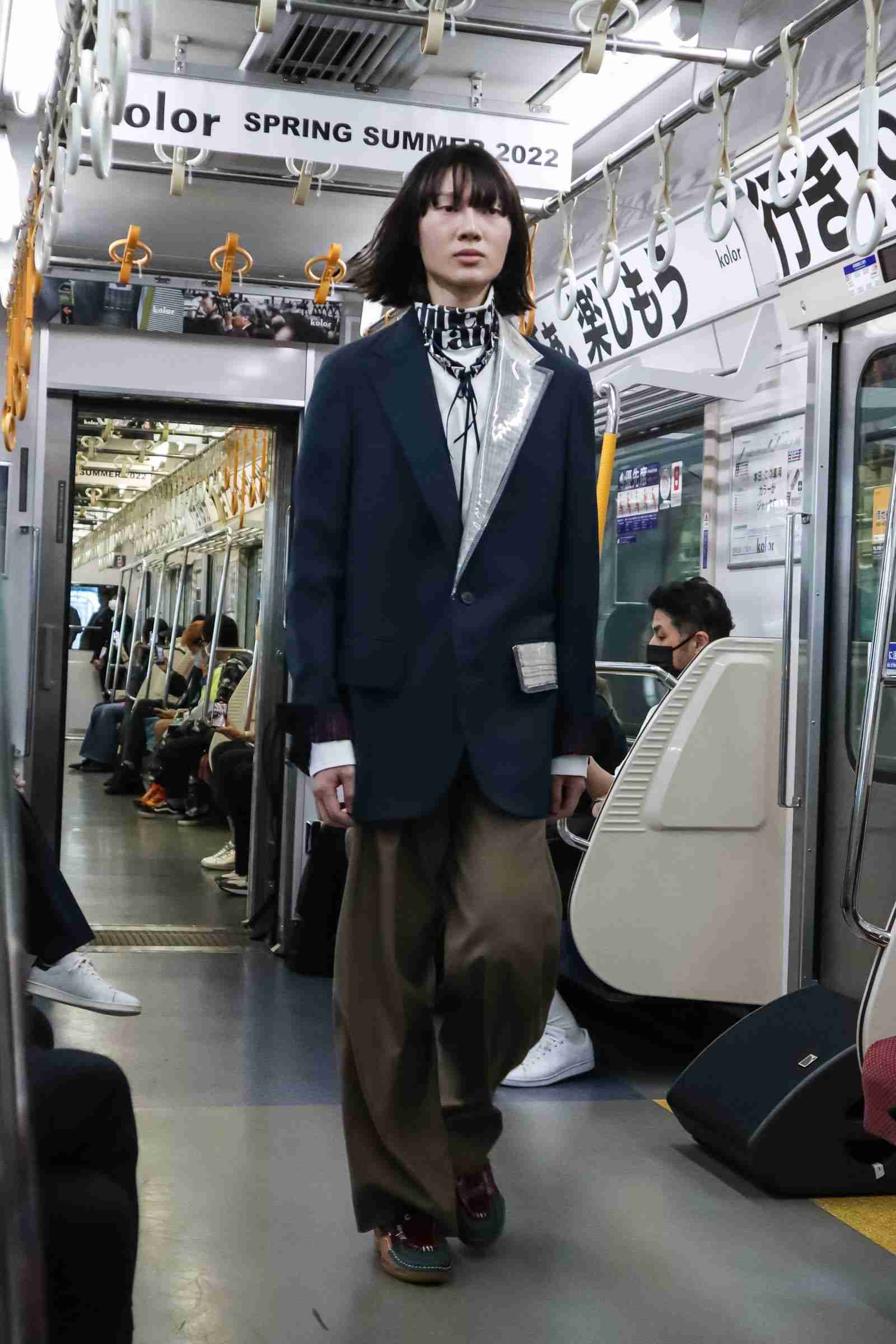 電車とホームで初のファッションショー　「カラー」が京急車両をジャック