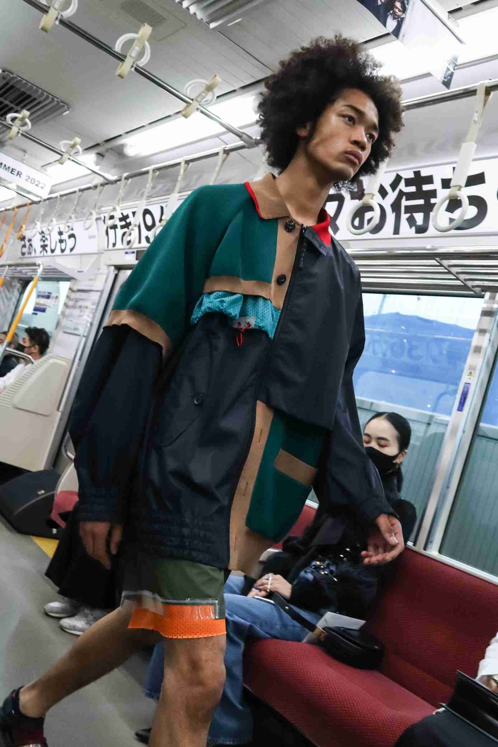 電車とホームで初のファッションショー　「カラー」が京急車両をジャック