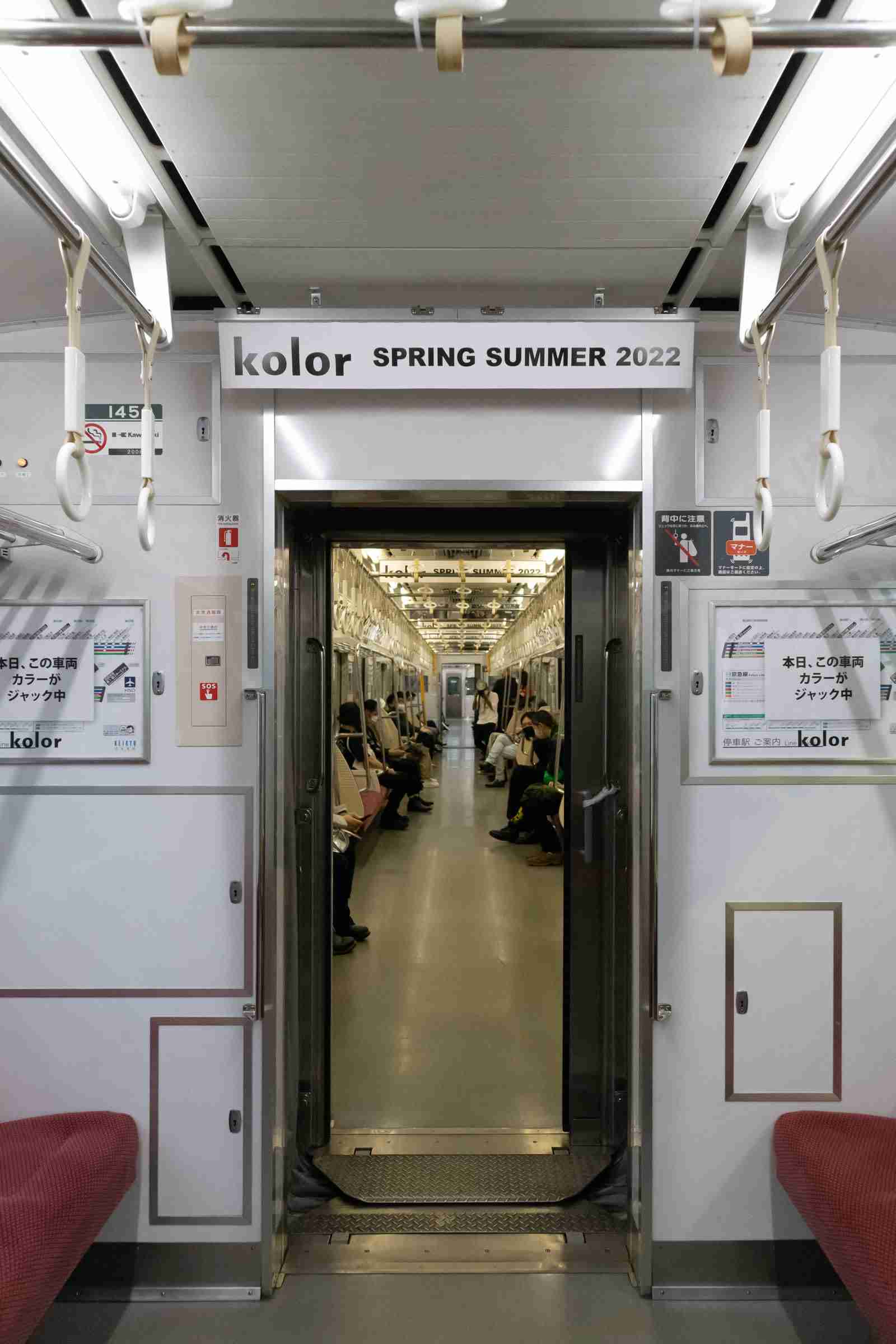 電車とホームで初のファッションショー　「カラー」が京急車両をジャック