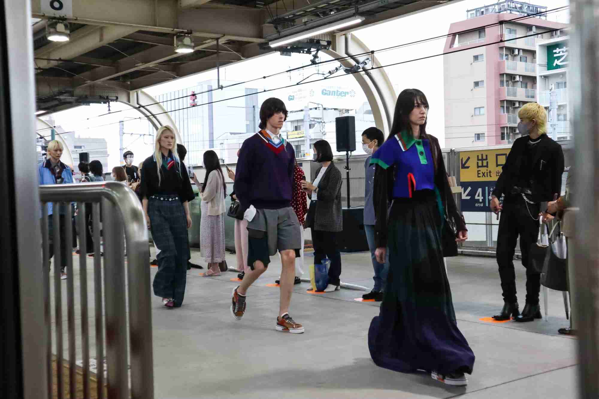 電車とホームで初のファッションショー　「カラー」が京急車両をジャック