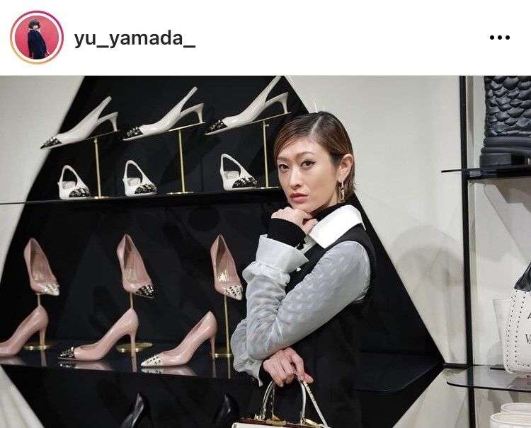 山田優、超ミニスカの美脚ショット「ほぼ脚」「神的なスタイル」と感嘆の声