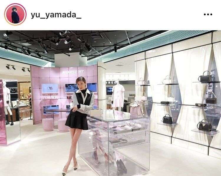 山田優、超ミニスカの美脚ショット「ほぼ脚」「神的なスタイル」と感嘆の声
