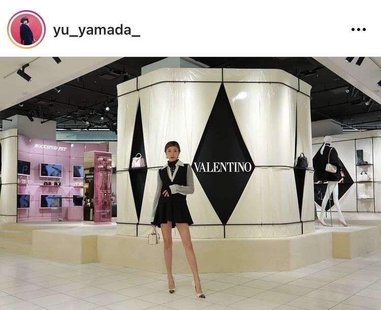 山田優、超ミニスカの美脚ショット「ほぼ脚」「神的なスタイル」と感嘆の声 : スポーツ報知