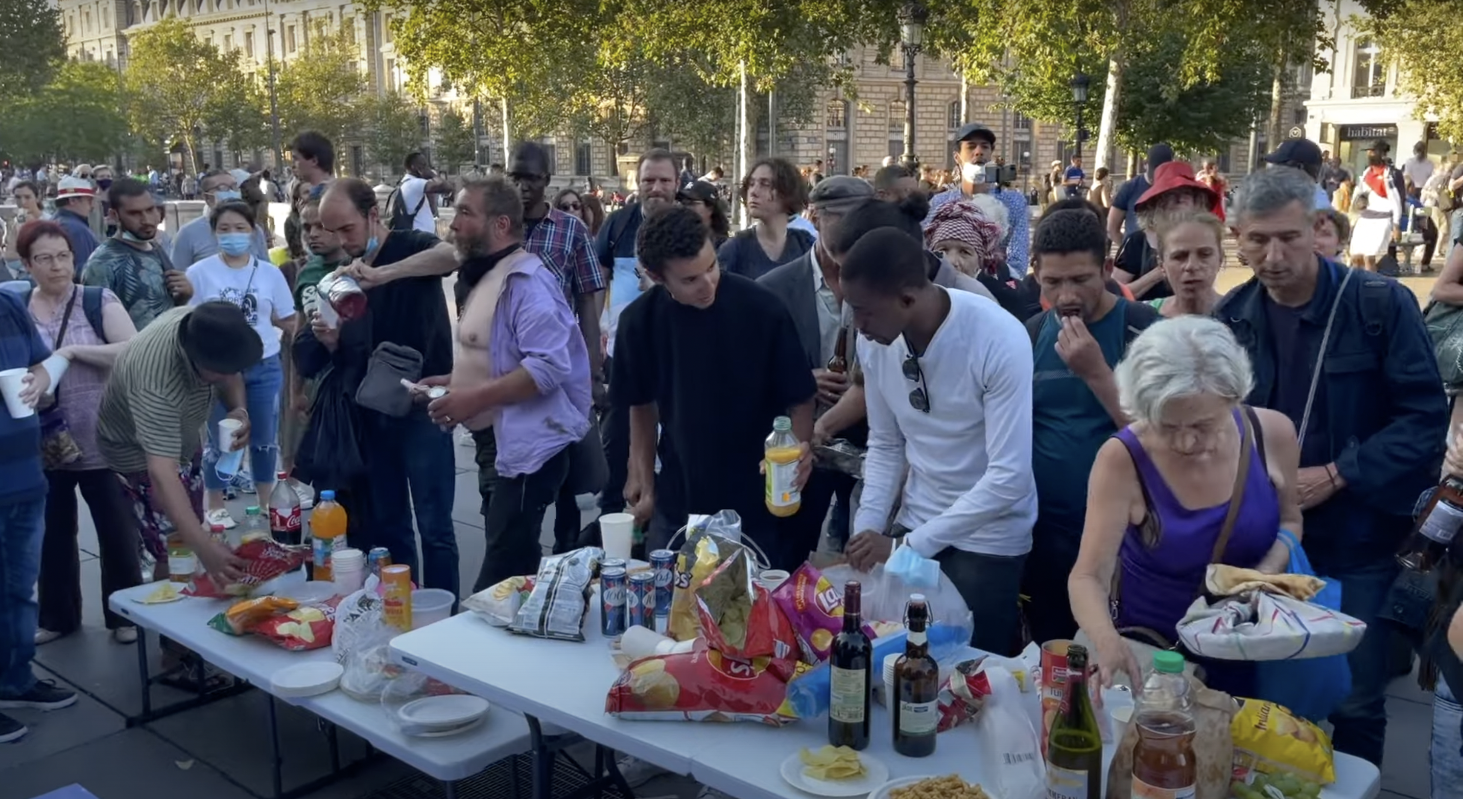 【イルミナティの敗北】仏でワクチンパスポート導入の飲食店はガラガラ、庶民はパスポート不要の広場で宴会、さらに大規模デモ開催  |  RAPT理論のさらなる進化形