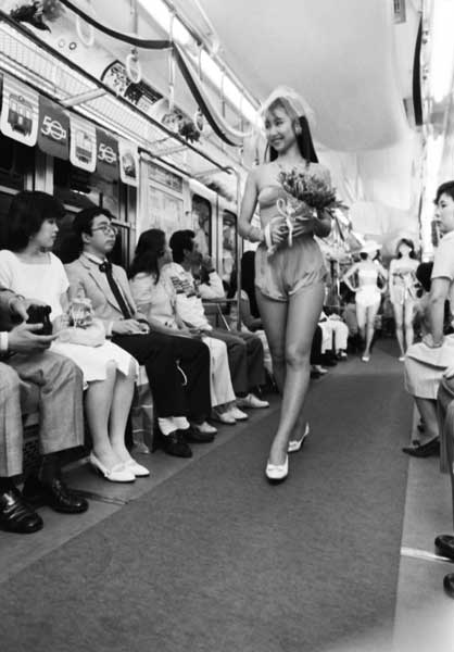 電車とホームで初のファッションショー　「カラー」が京急車両をジャック