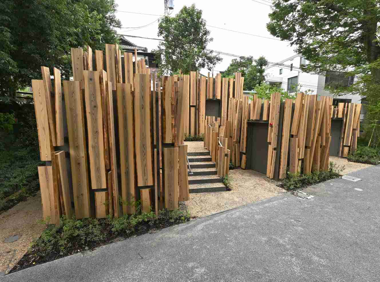 奇抜すぎる…！渋谷区に出現「デザイナーズ公衆トイレ」の使い心地