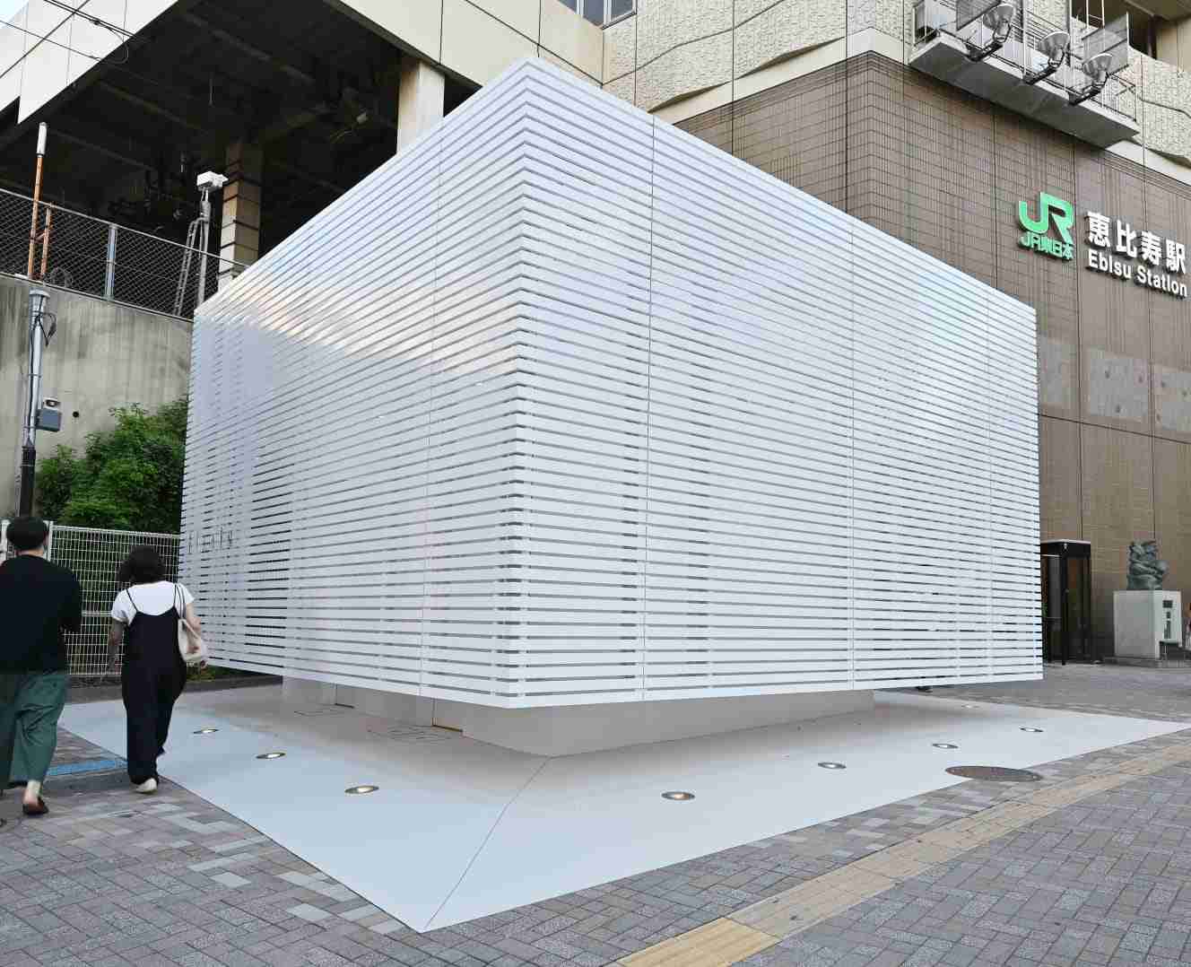 奇抜すぎる…！渋谷区に出現「デザイナーズ公衆トイレ」の使い心地