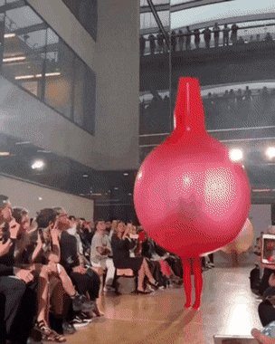 ランウェイで笑わせて