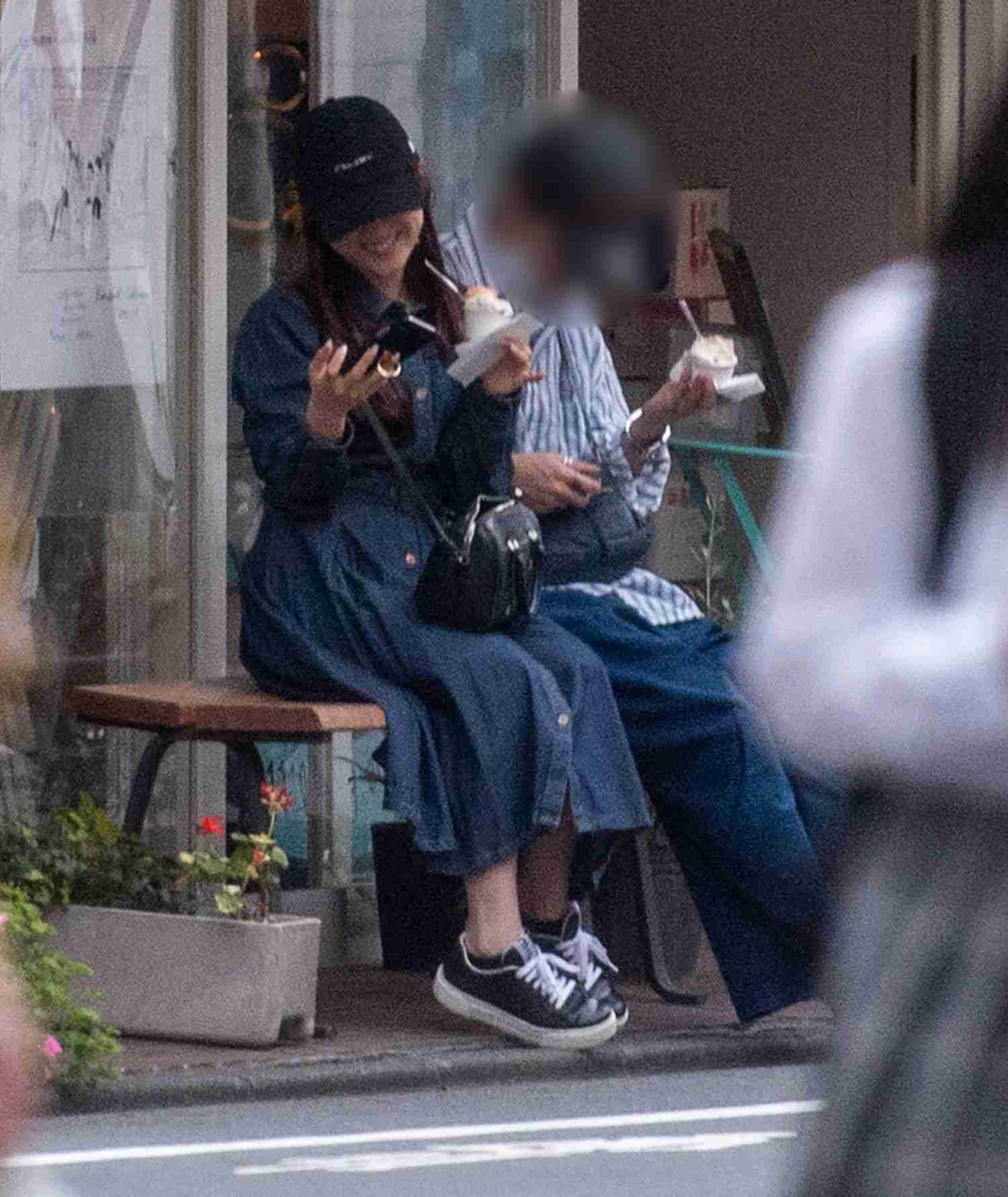 《路上抱擁＆恋人つなぎ写真》乃木坂46・星野みなみが4歳年上通販会社御曹司と熱愛　新宿、阿佐ヶ谷デートで2連泊