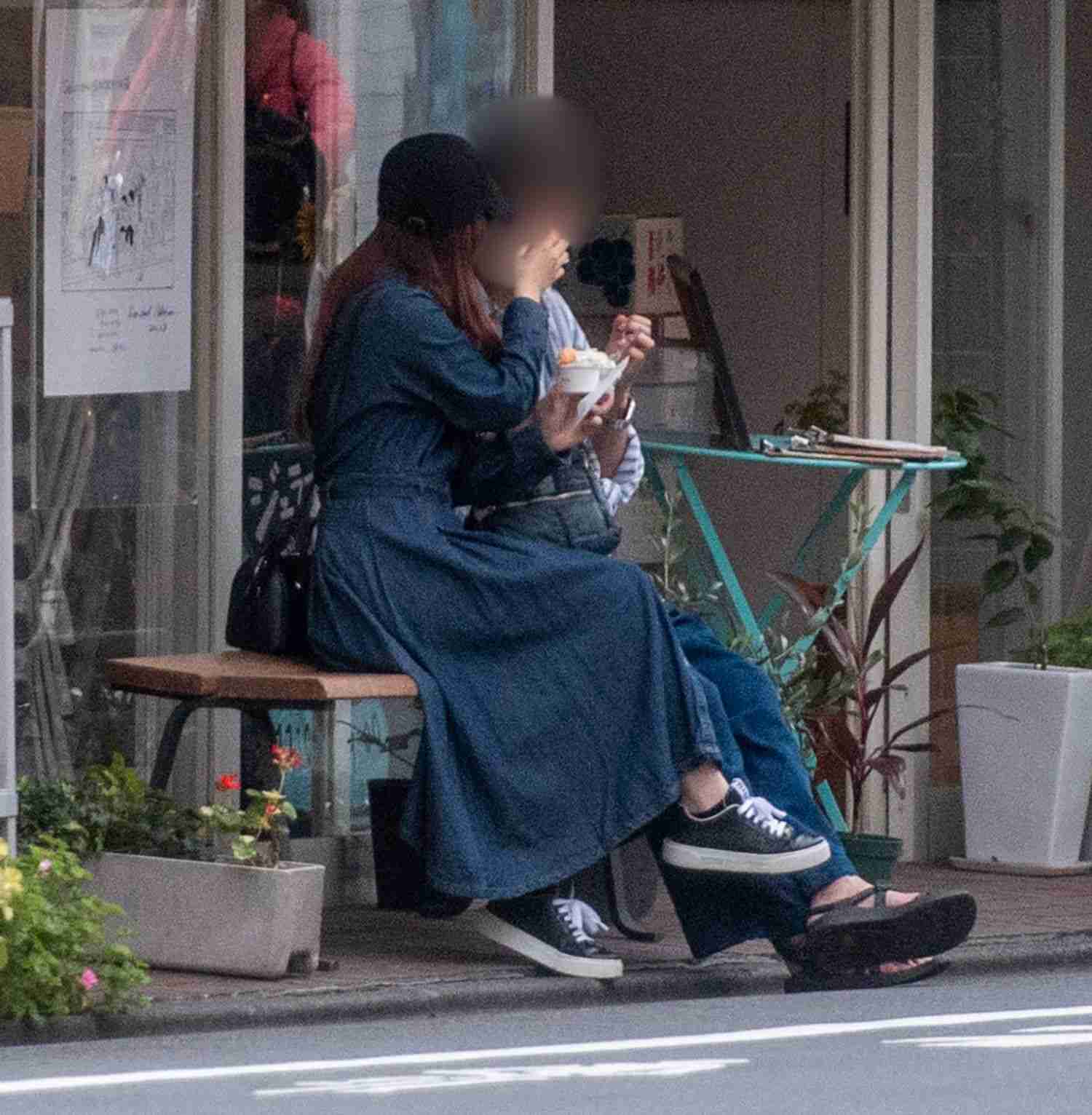 《路上抱擁＆恋人つなぎ写真》乃木坂46・星野みなみが4歳年上通販会社御曹司と熱愛　新宿、阿佐ヶ谷デートで2連泊