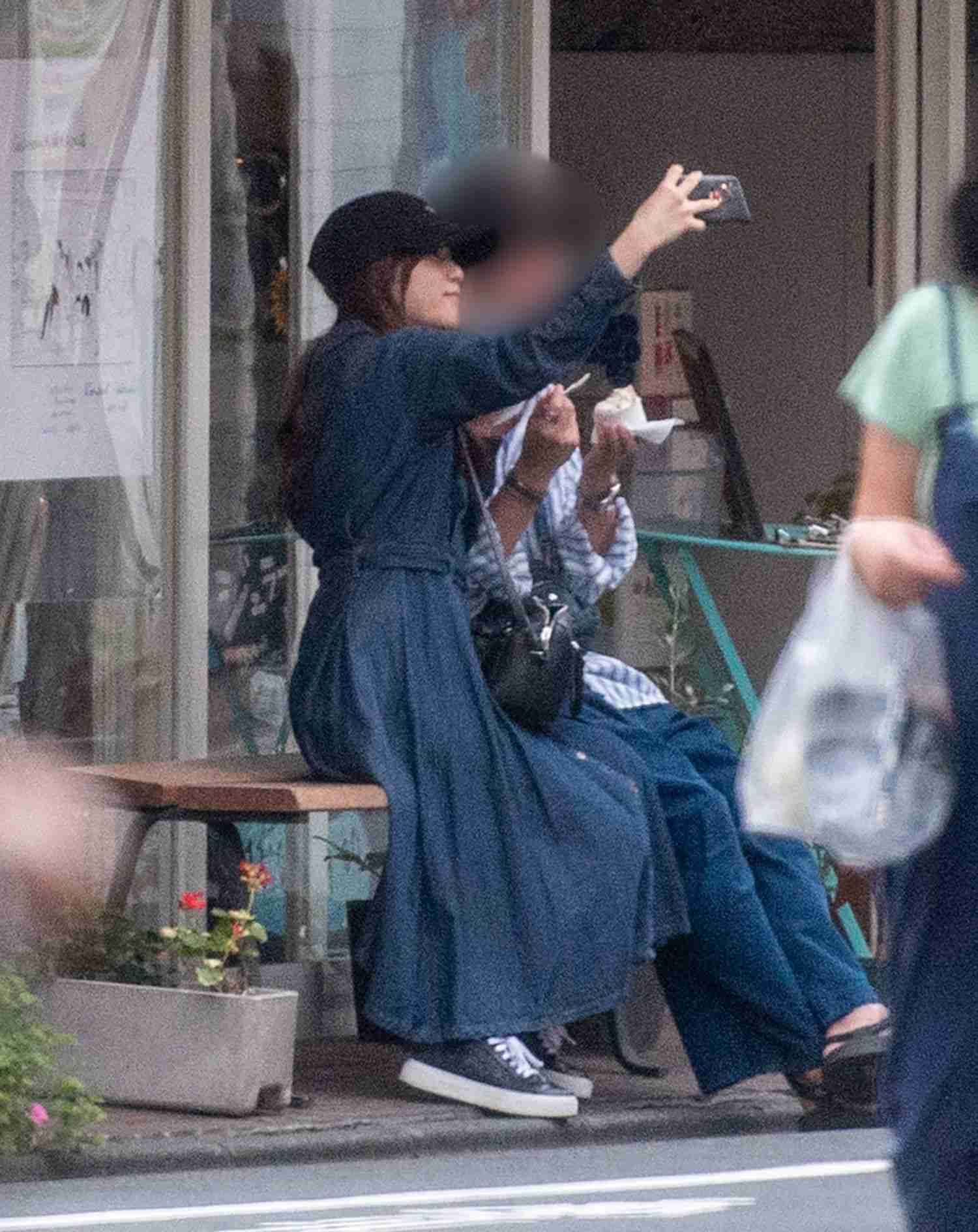 《路上抱擁＆恋人つなぎ写真》乃木坂46・星野みなみが4歳年上通販会社御曹司と熱愛　新宿、阿佐ヶ谷デートで2連泊