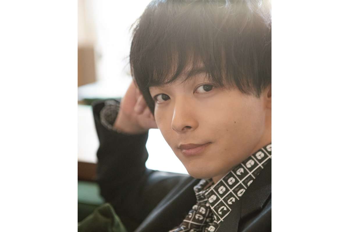 中村倫也、黒スーツ姿でその微笑みは反則でしょ!!!♡ 質問へのお茶目な回答も可愛い「僕の才能ですかね(笑)」 | arweb（アールウェブ）