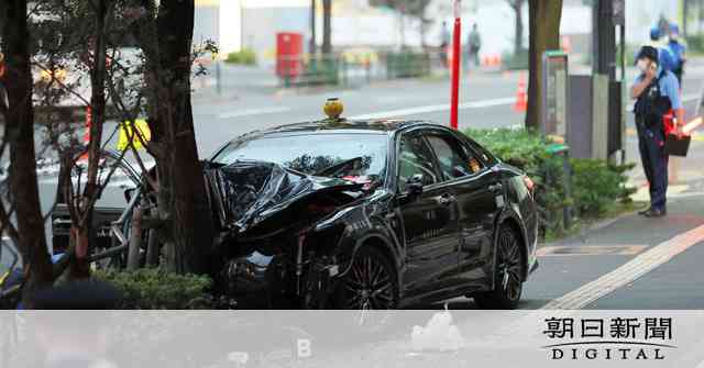 タクシーが歩行者はね、1人死亡1人重体　目撃者「蛇行運転だった」