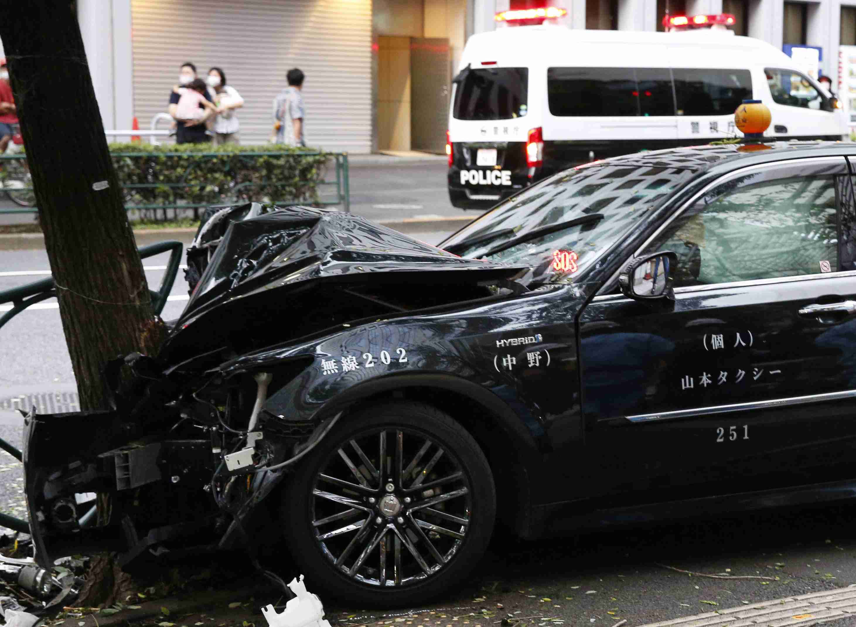運転手死亡、くも膜下出血 千代田区、6人死傷タクシー事故