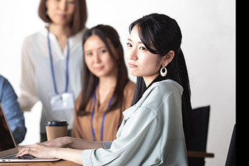 「褒めたつもり」が逆効果！　あなたの無意識の偏見が暴かれてしまう「禁断の3文字」 | デイリー新潮