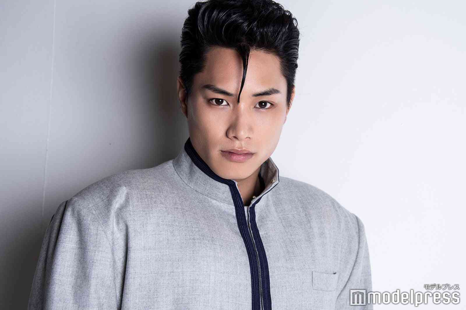 鈴木伸之、金髪×眉上前髪イメチェン「前髪なにかわいい」「まさかの金髪やばい」