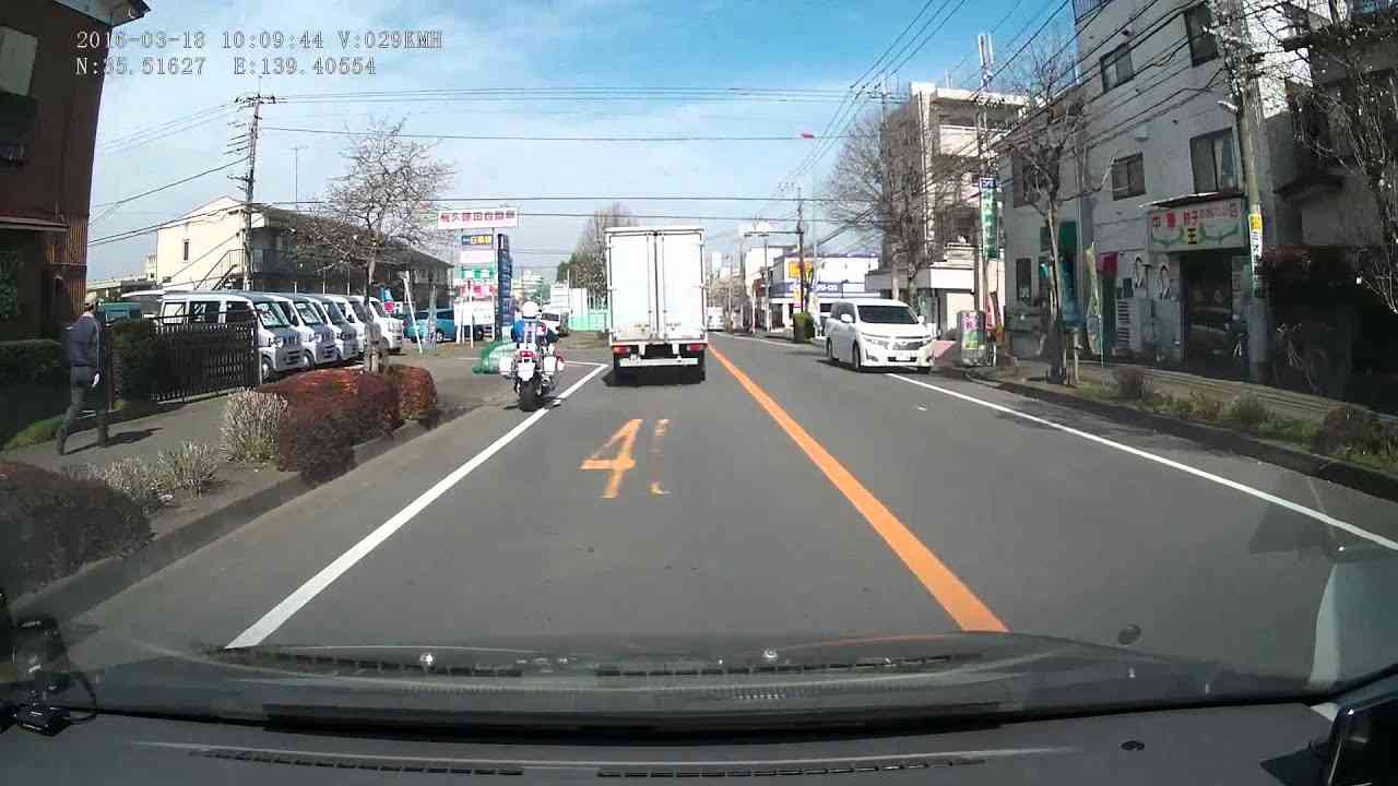 白バイ接触事故 - YouTube