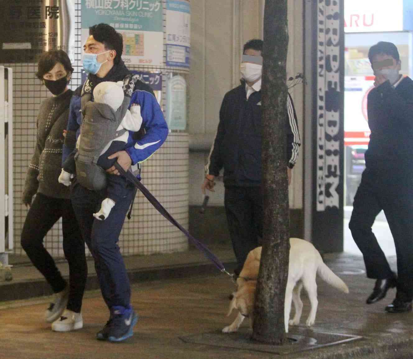 小泉進次郎＆滝川クリステル　夜の散歩で愛犬オシッコ放置の一部始終