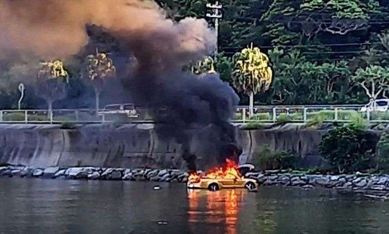 オープンカーが海で爆発・炎上…干潟に侵入し立ち往生 沖縄