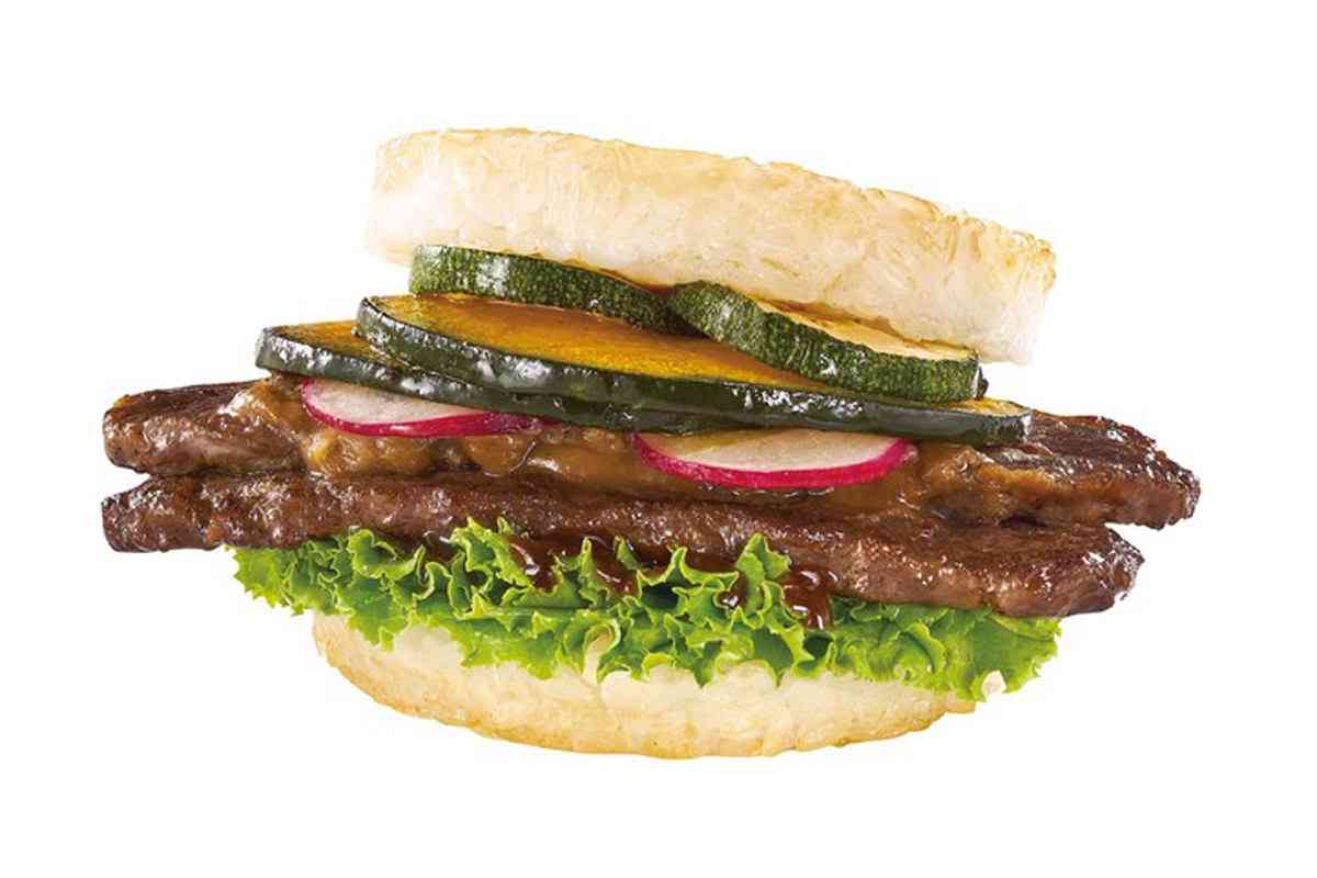 モスバーガーが海外で発売した「獺祭」コラボのライスバーガーがおいしそう