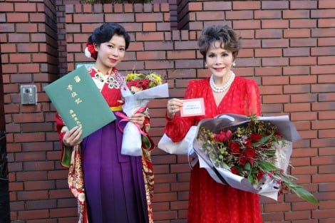 デヴィ夫人の“同居人” 口笛奏者の加藤万里奈、大学卒業＆歌手デビューを報告