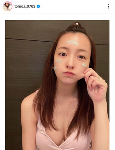 板野友美、ふっくらデコルテ披露に「すっぴん最強」「可愛いし、美人」の声