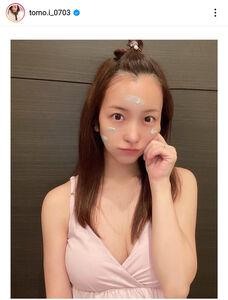 板野友美、ふっくらデコルテ披露に「すっぴん最強」「可愛いし、美人」の声