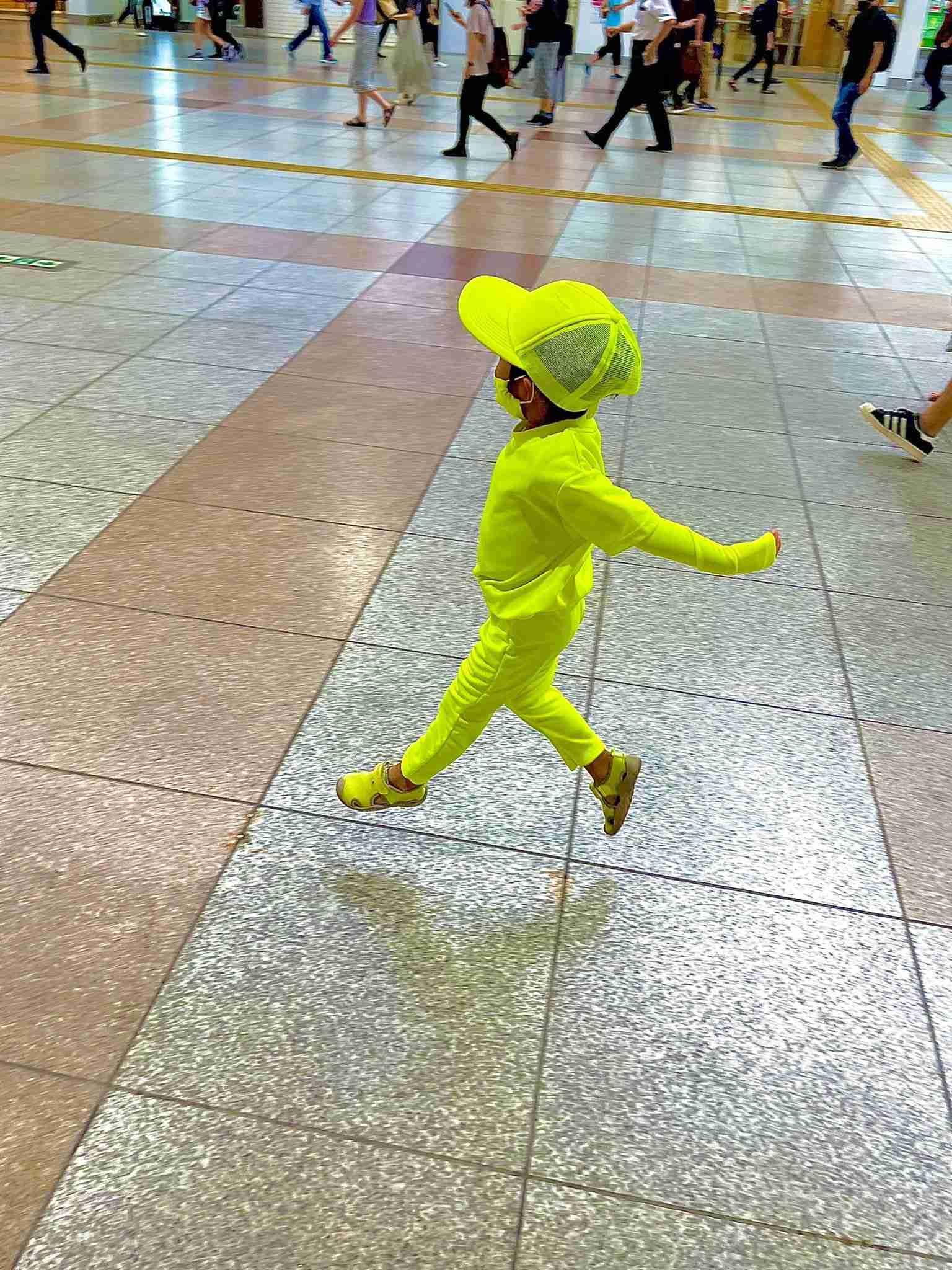 全身蛍光イエロー!?息子さんの個性を考えた家族の工夫が最高に賢かった。（BuzzFeed Japan） - Yahoo!ニュース