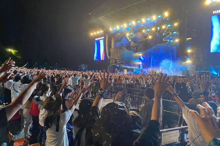 「フジロック」で記者は見た　東京ナンバーの車が大挙、“酒ナシ”でも“密”に踊る若者たち | デイリー新潮