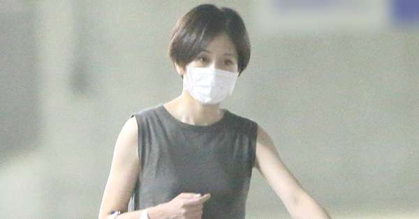 前田敦子　客も思わず振り返る！モノトーンおしゃれコーデで庶民派買い出し姿 | 女性自身