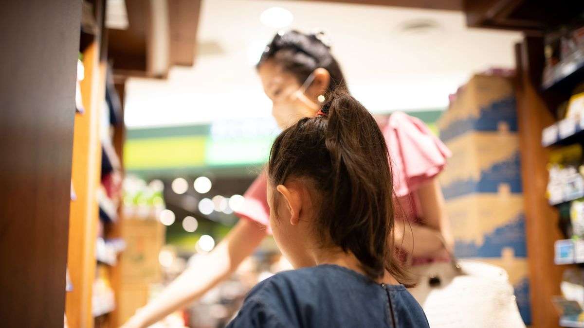 お金が貯まらない家の子がよくする｢1億円貯まる家の子は絶対しない｣スーパーでの