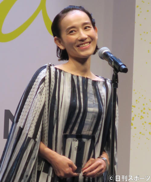 篠原ともえウーマンアワード特別賞「嬉しくて」自作イラスト生地ドレス着用 - 芸能 : 日刊スポーツ