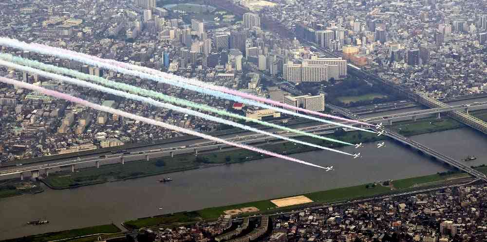 ブルーインパルスの染料付着、洗剤では落ちず…空自が被害車両300台に対応