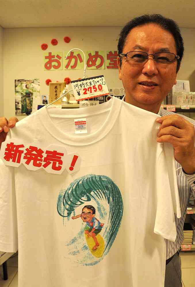 菅首相、総裁任期もグッズも残りわずか　トレンドは既に「河野Tシャツ」？　売り上げは「支持率に比例」