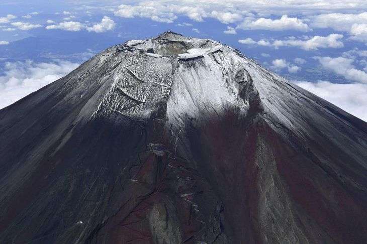富士山初冠雪を異例の見直し