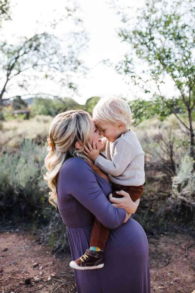 シャーロット・ケイト・フォックス、第2子妊娠を報告「あなたの小さなおててを握れることを心待ち」