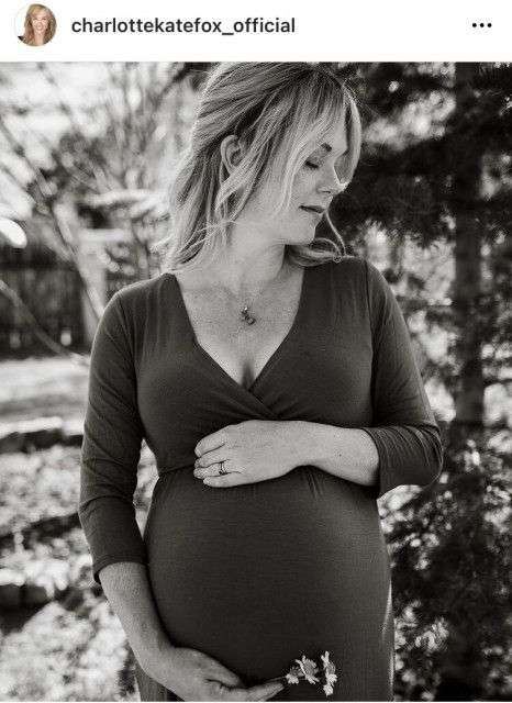 シャーロット・ケイト・フォックス、第2子妊娠を報告「あなたの小さなおててを握れることを心待ち」