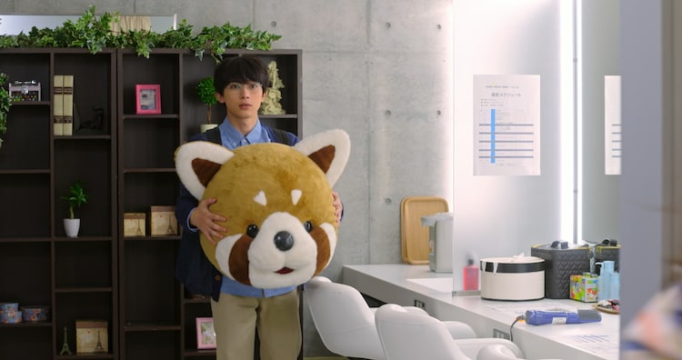 レッサーパンダの立ち姿がネットで反響「背中を確認させて下さい。ファスナーがあるはず」「きぐるみ？」　