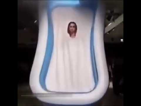 ランウェイで笑わせて