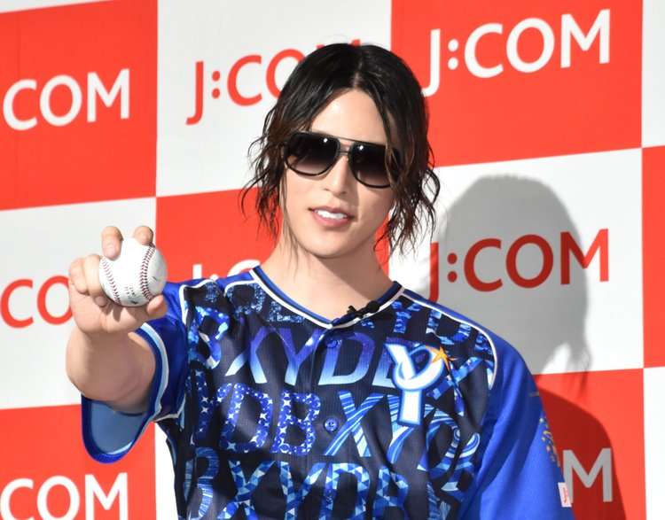 ローランド、2年連続の“暴投始球式”「俺はストライクゾーンに収まる男じゃねぇ」 | ORICON NEWS