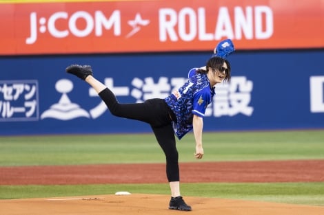 ローランド、2年連続の“暴投始球式”「俺はストライクゾーンに収まる男じゃねぇ」