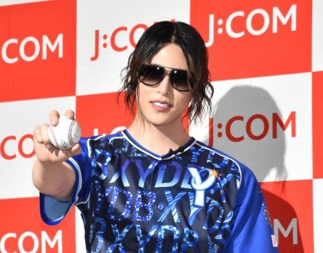 ローランド、2年連続の“暴投始球式”「俺はストライクゾーンに収まる男じゃねぇ」