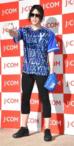 ローランド、2年連続の“暴投始球式”「俺はストライクゾーンに収まる男じゃねぇ」