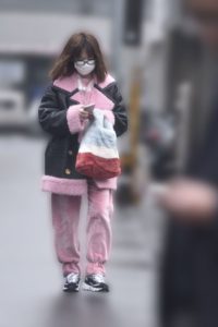 前田敦子 客も思わず振り返る!モノトーンおしゃれコーデで庶民派買い出し姿