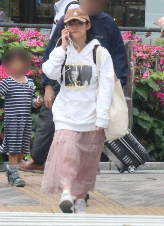 前田敦子 客も思わず振り返る!モノトーンおしゃれコーデで庶民派買い出し姿